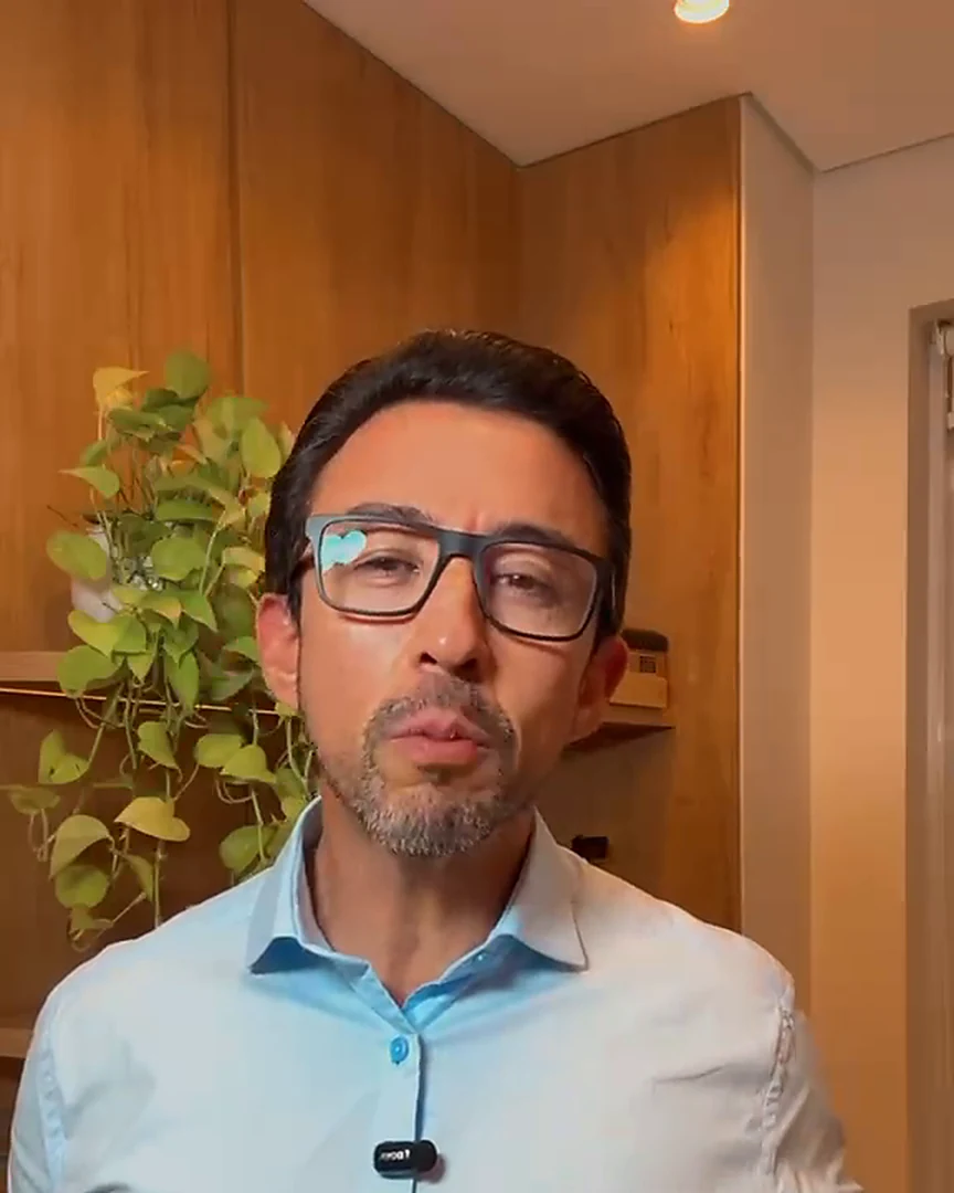 Dr. Alex Sakata durante explicação sobre avaliação médica individualizada