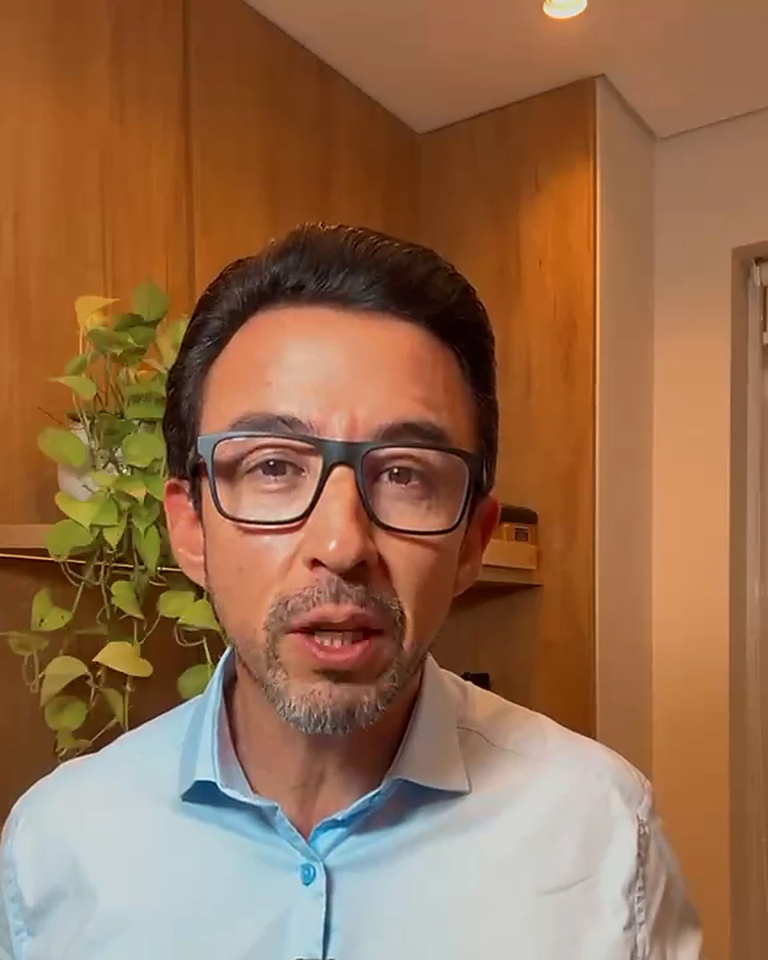 Dr. Alex Sakata apresentando a avaliação médica da Clínica Vertz