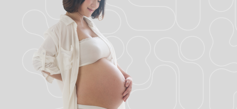 Gravidez, mulher grávida com a mão na barriga