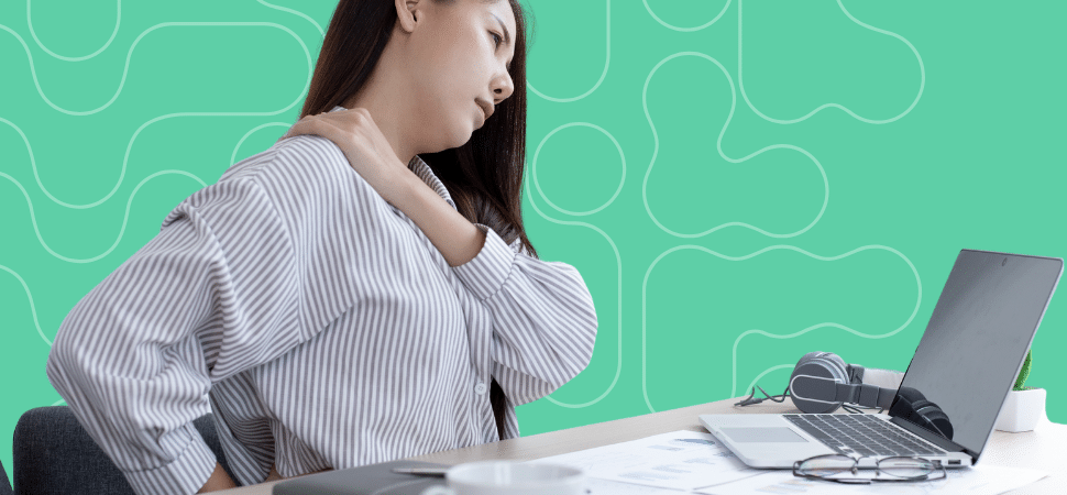 Ergonomia: mulher no computador com a mão no ombro expressando desconforto