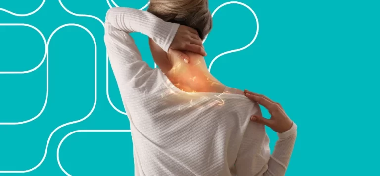 dor cervical - mulher de costas segurando a nuca