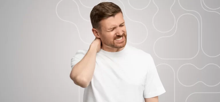 torcicolo - homem segurando o pescoço com expressão de dor
