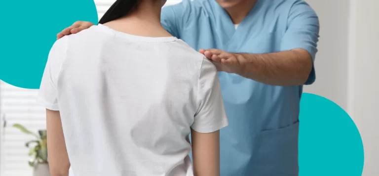 medico com as mãos no ombro de paciente com escoliose, que possui os ombros desiguais em altura