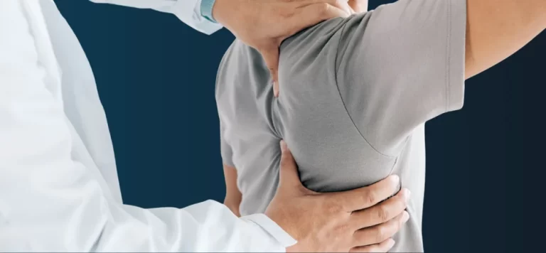 fisioterapeuta examinando costas do paciente